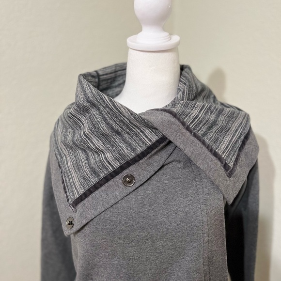 ❄️ ⛄️ Lululemon Savasana Wrap Charcoal Grey Strata Stripe Lined Sz 4 Thumbholes - Picture 6 of 9